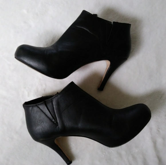 Steve Madden Black Leather Booties Ankle Boots - Picture 1 of 4